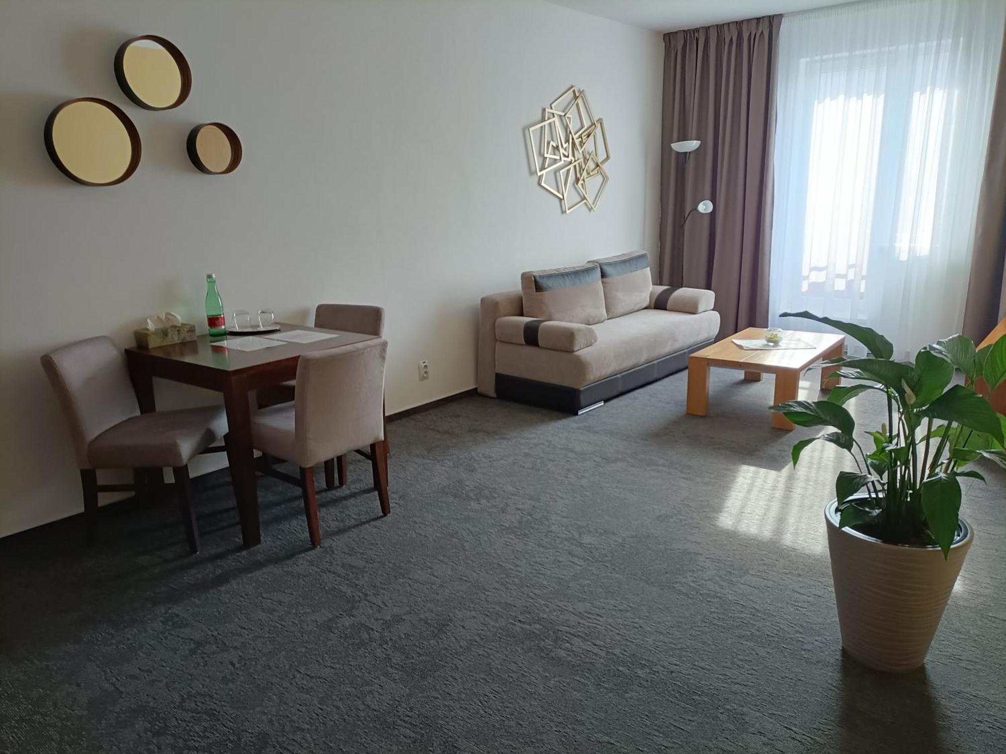 Hotel Eminent Stupava Luaran gambar