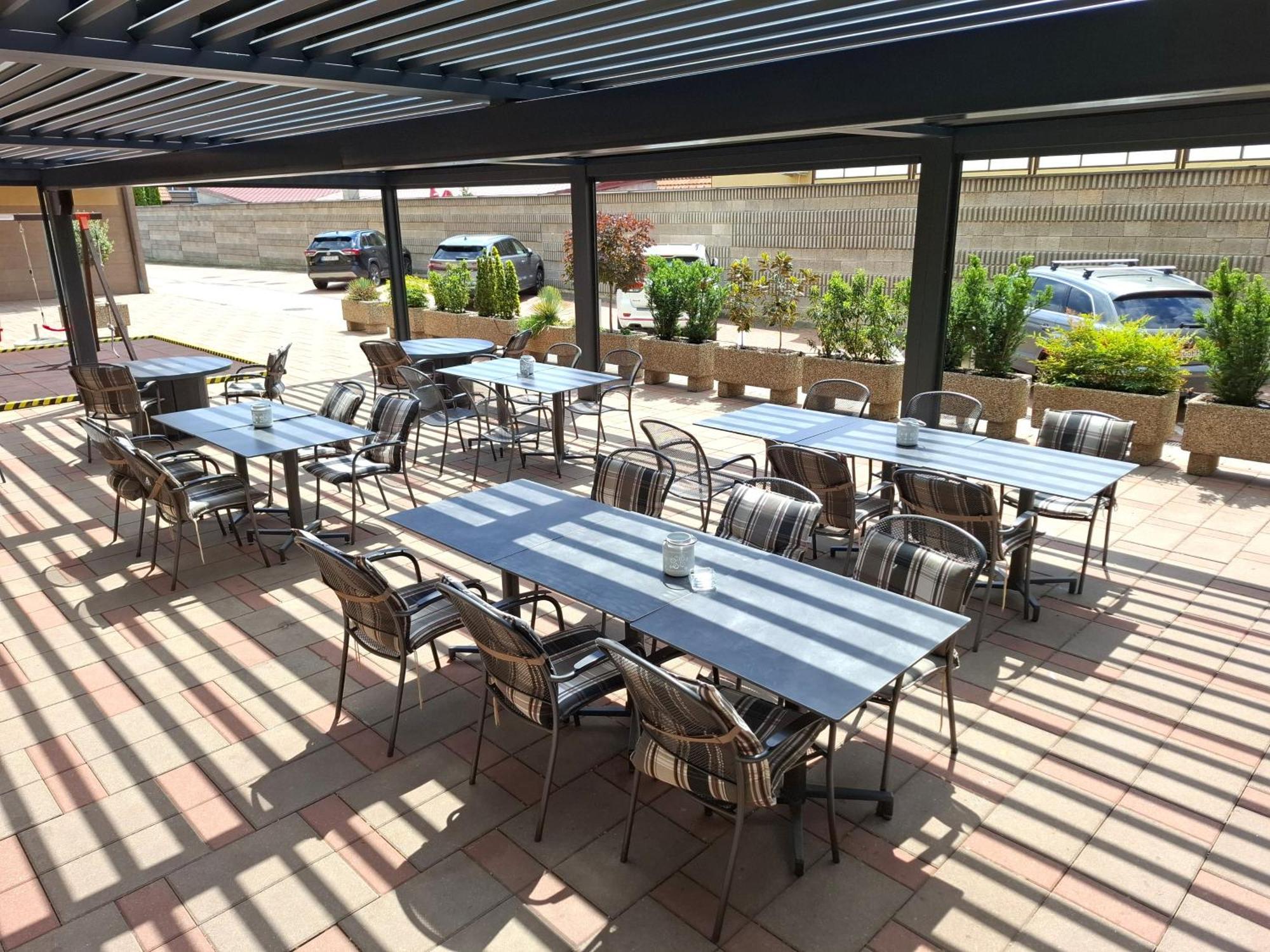 Hotel Eminent Stupava Luaran gambar