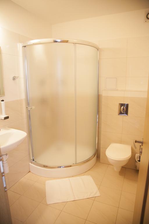 Hotel Eminent Stupava Luaran gambar