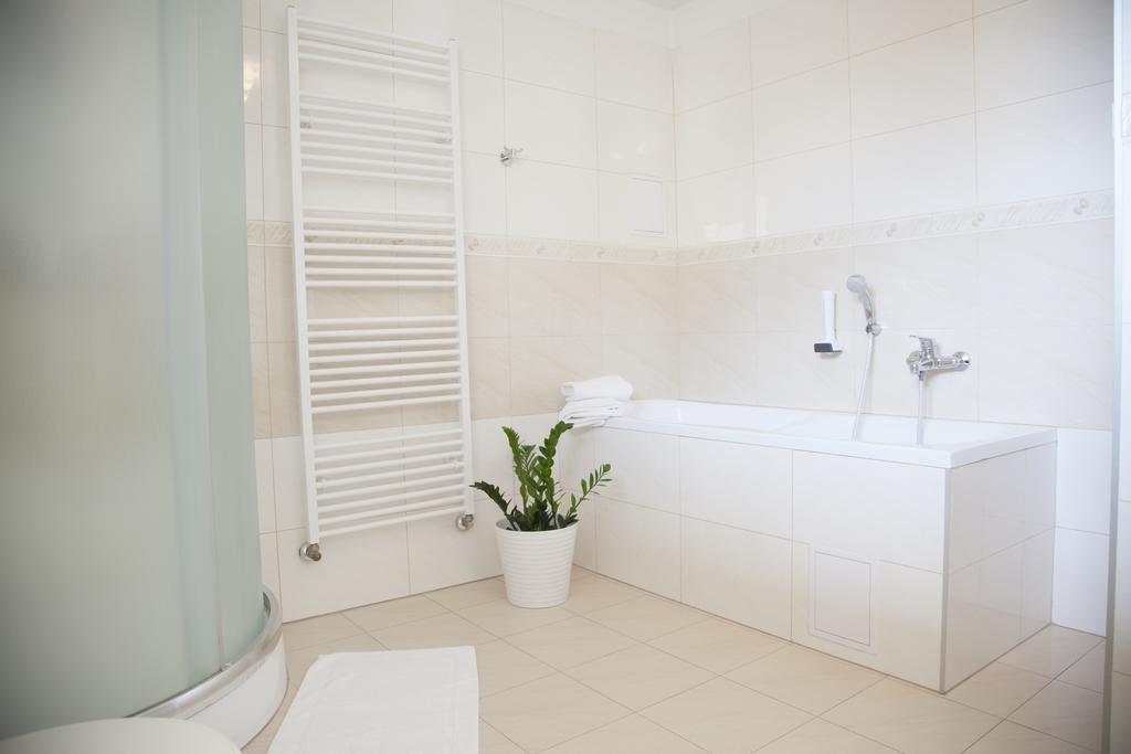 Hotel Eminent Stupava Luaran gambar